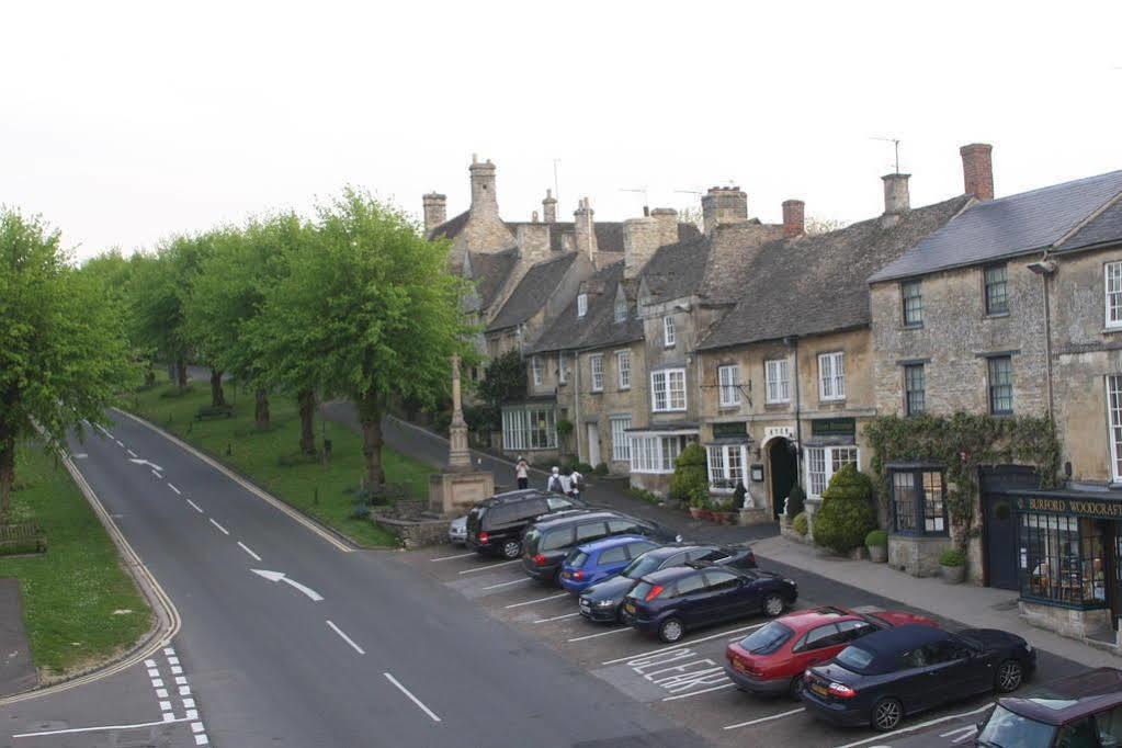 Highway Hotel Burford Buitenkant foto